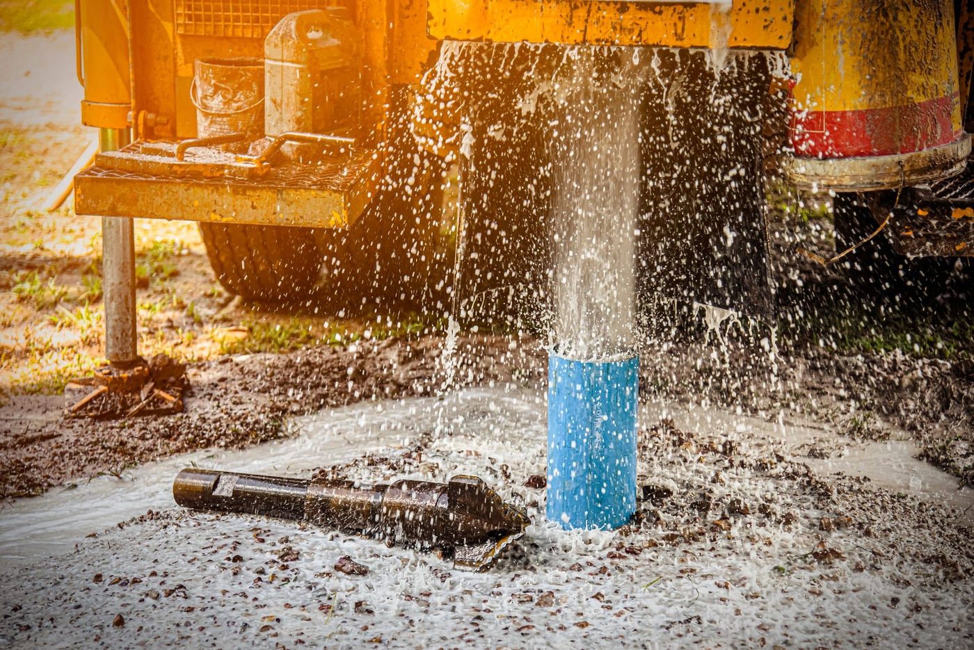 Forage d'un puits en cours, l'eau jaillit du tube