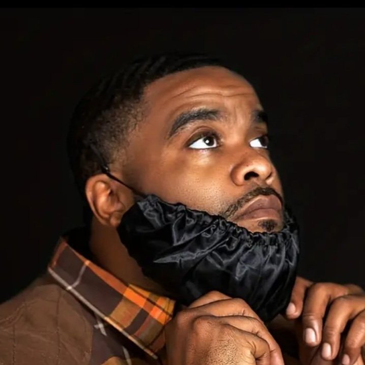 Homme portant le couvre-barbe en satin noir
